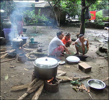 20120513-Traditional_Sasak_Village_Sade_women_cooking Lombok.JPG